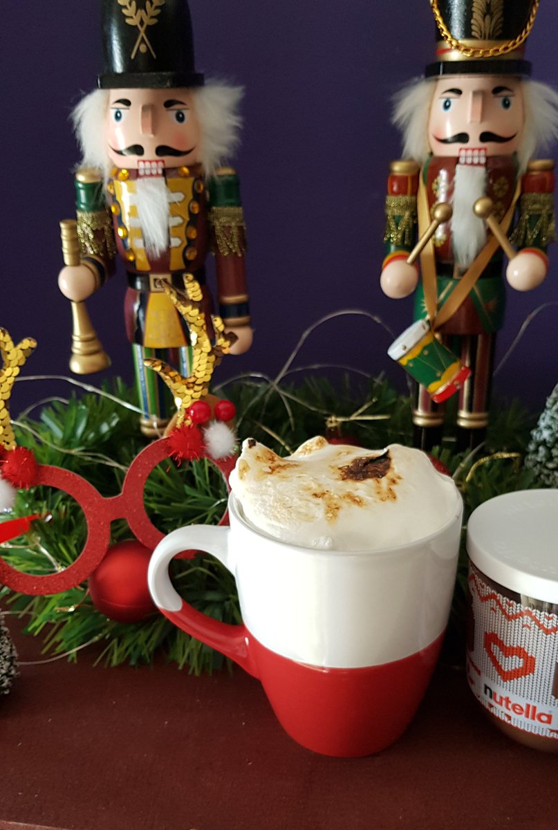 FlandePoster's tweet photo. Hola Flanes!!!
Ya queda menos para que vengan los reyes magos y aquí os traigo un #HotChocolate de @Nutella_Espana para empezar a avivar la ilusió 😋
Necesitamos 125 ml de leche, 125 ml de nata y 2 cucharadas de #Nutella
#NextTwit https://t.co/1Y1PlGKDeC