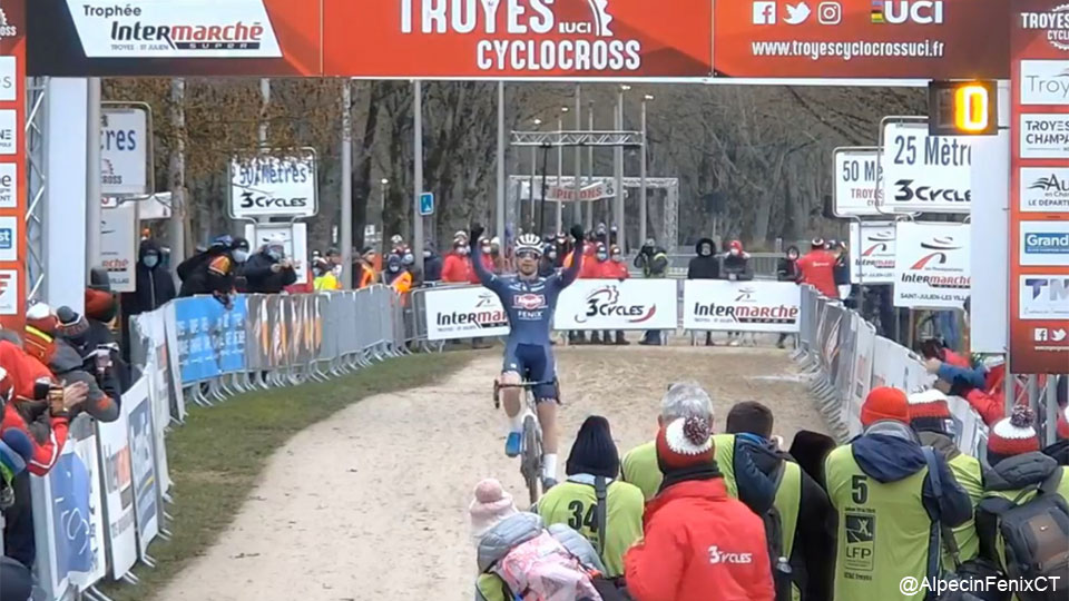 sporza_koers's tweet image. Dubbel feest voor de Van der Poels: @Davidvanderpoel is de beste in Troyes, goed voor zijn eerste zege van het seizoen.

#veldrijden 

sporza.be/artikels/dubbe…