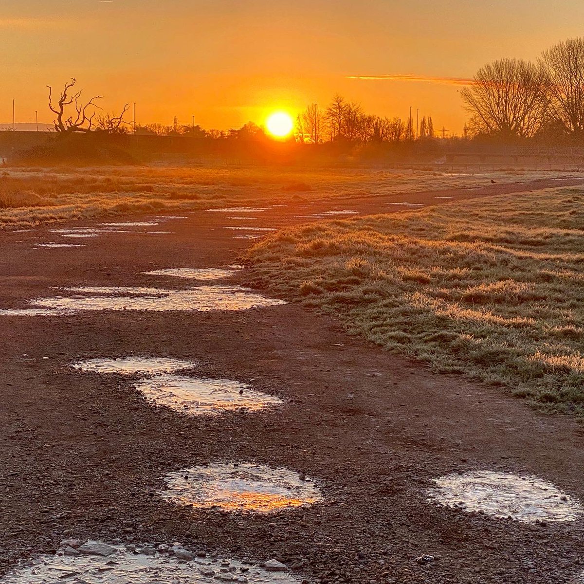 exploringexeter's tweet image. Happy New Year.
Hope you’ve started as you mean to go on. 

I’ve run past this bridge loads and I never really noticed it until today. 

I’m living for the sunrises on the Exe 🙏❤️

#exploringexeter #exeter #river #running #amrunning #lovewhereyoulive #Devon #devonlife #inexeter