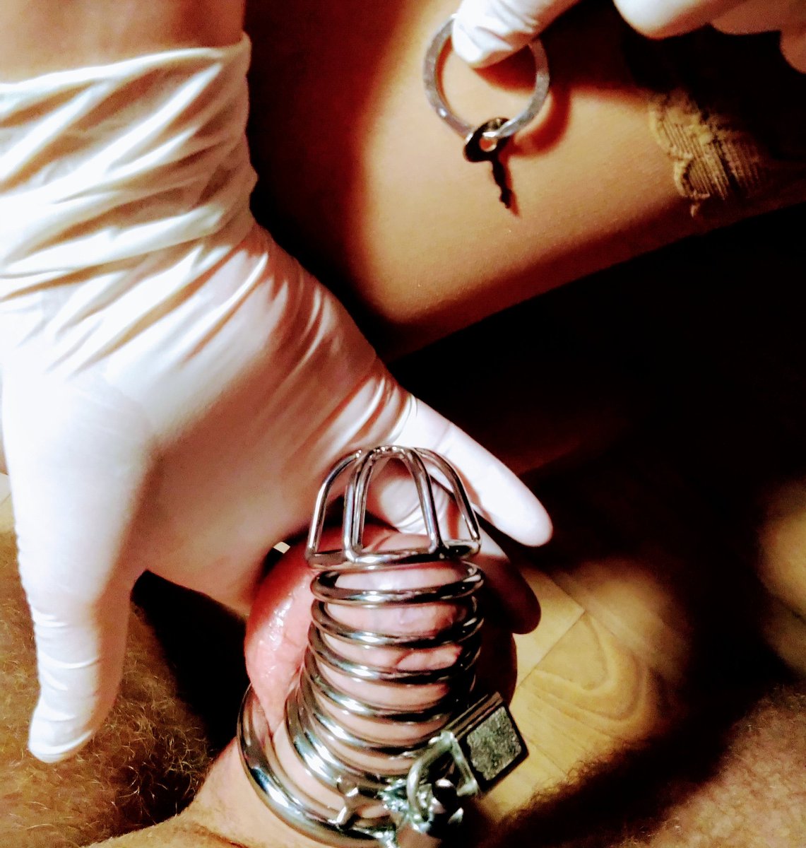 Dej retweet, pokud by sis rád nechal nasadit klícku!

Retweet if you want to use chastity cage 😈.