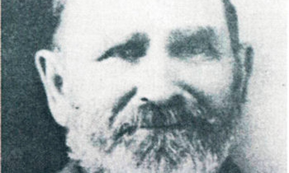 Then a third interest, John Stinson, starts ranching in the area. He's a big fish. His herds dominate the open range, pressuring both Tewksburys and Grahams. Stinson plays sharp, accusing both families of rustling his cattle. Gets the law out to the Tewksbury place with a warrant