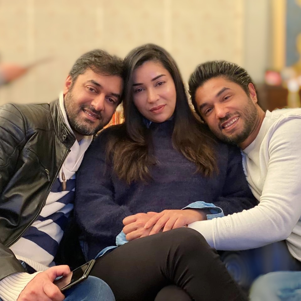 KomalRizviZ's tweet photo. Beginning the NEW year... with the RIGHT people.
My True Loves ❤❤
#brotherno1 #brotherno2
#rizviclan #familyiseverything #komalrizvi #komalrizviofficial @komalrizviofficial @ashail @hasanrizvi.official https://t.co/I8wLCMEDQC