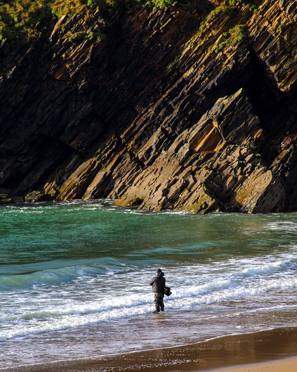 Leonaa_x's tweet image. Took this photo in Clogher Strand, Dingle on New Year’s Eve. It’s a long shot, but would love it to reach the man in this image so he can have it if he likes! 🥰 Would appreciate the RT to get it out there if ye could folks. Thanks a million!🤞🏼☺️