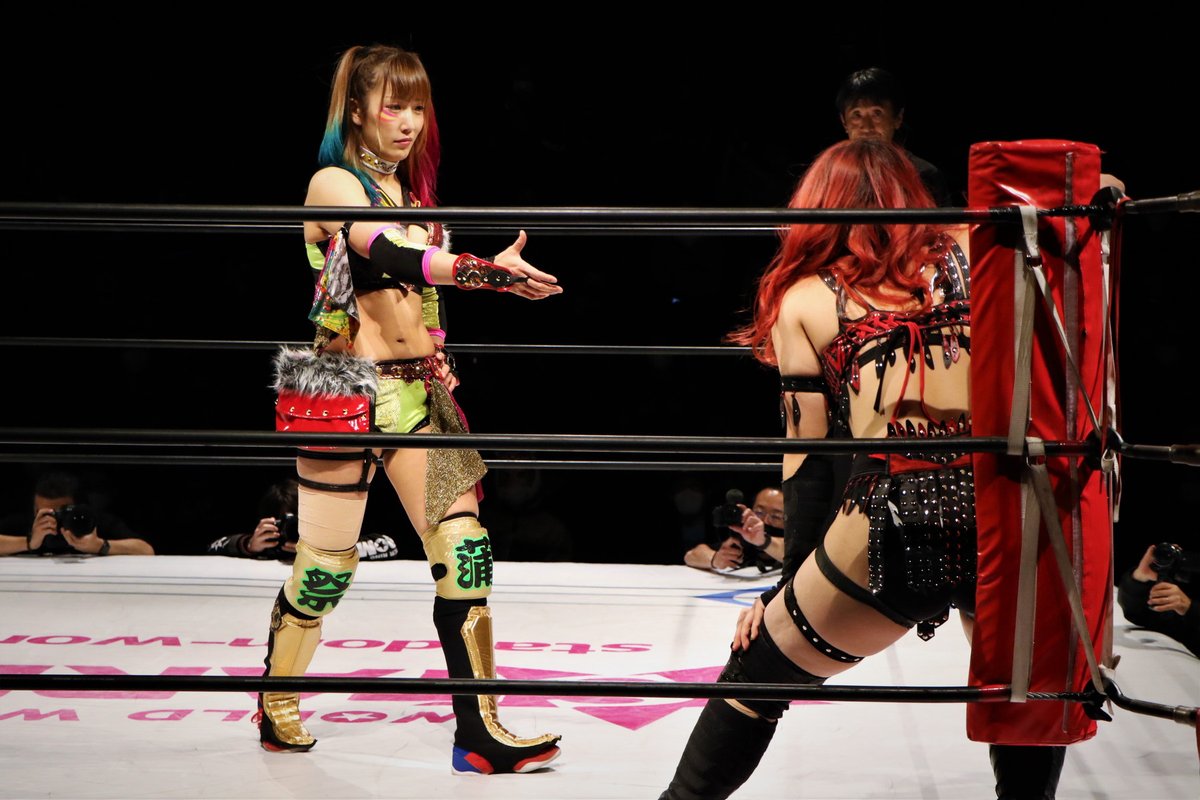 Unagi premiered the new gear for her first-ever singles match in STARDOM. Her knee pads feature two Chinese characters "祭" and "蒲": the former means "festival" while the latter is used to refer to the method of cooking for "unagi no kabayaki", or glaze-grilled eel.(cont.)