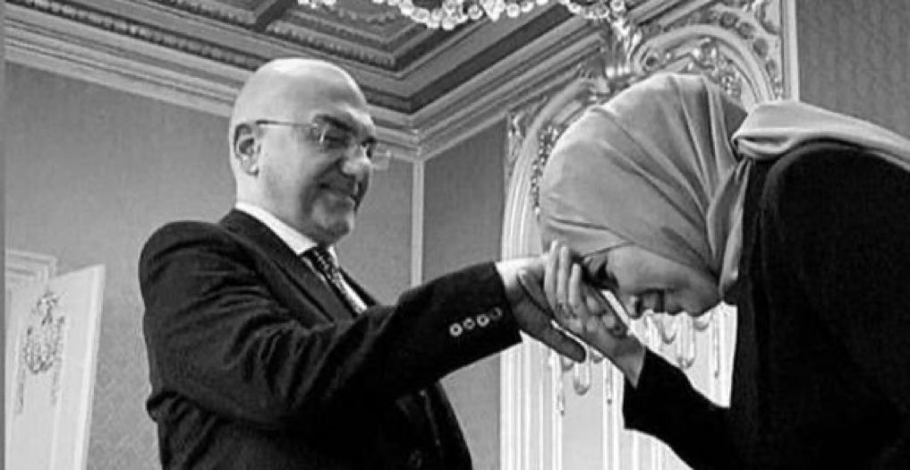 Eşine elini öptüren ve marifetmiş gibi paylaşan bu AKaPe’li Türkiye Cumhuriyeti Viyana Büyükelçisi.
Ülkemizi Avusturya’da bu KAFA temsil ediyor.
#VitrinMankeni