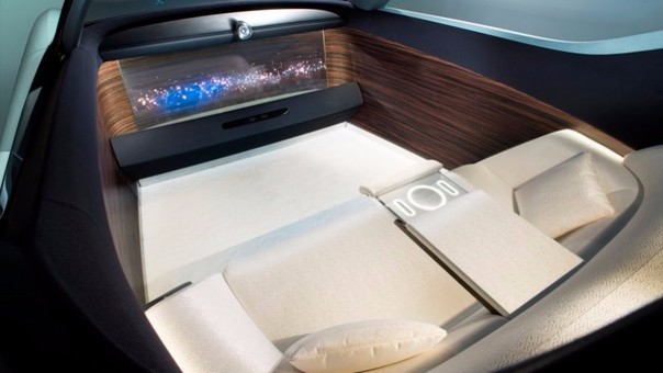 GrilletInspira's tweet photo. Rolls Royce trabaja en el 2021, su diseño del futuro 103EX, probablemente para ser comercializado dentro de unos años, sin volante,  tendrá un asistente virtual que se encargará de la comodidad de los usuarios, un compartimiento especial para el equipaje https://t.co/t8DYIazF7k