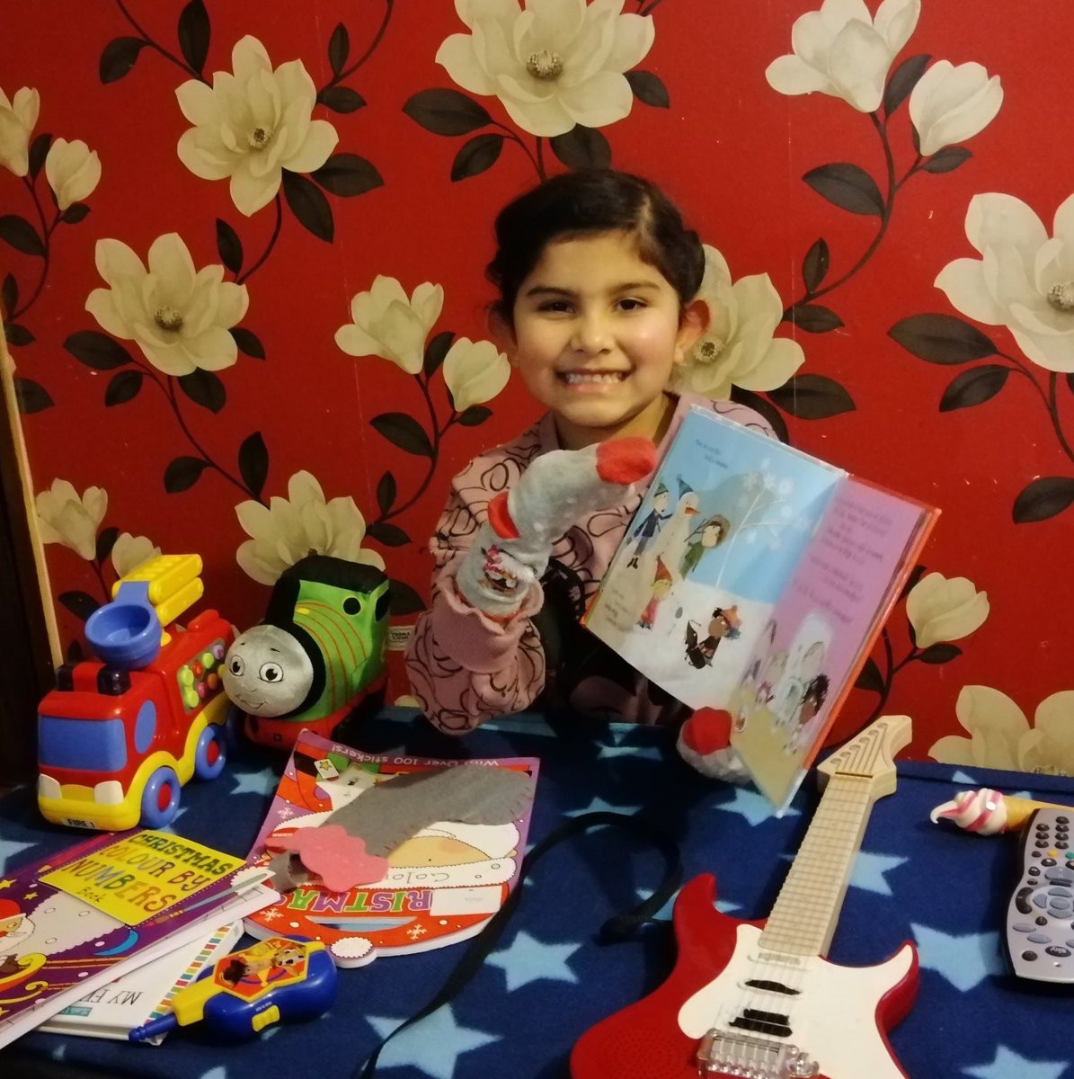 Talim41000236's tweet photo. Fozia created a puppet show for her christmas reading challenge 💖. #HLCchristmaschallange @HLC_Primary @MrEvansHLC https://t.co/mgJceOoY30