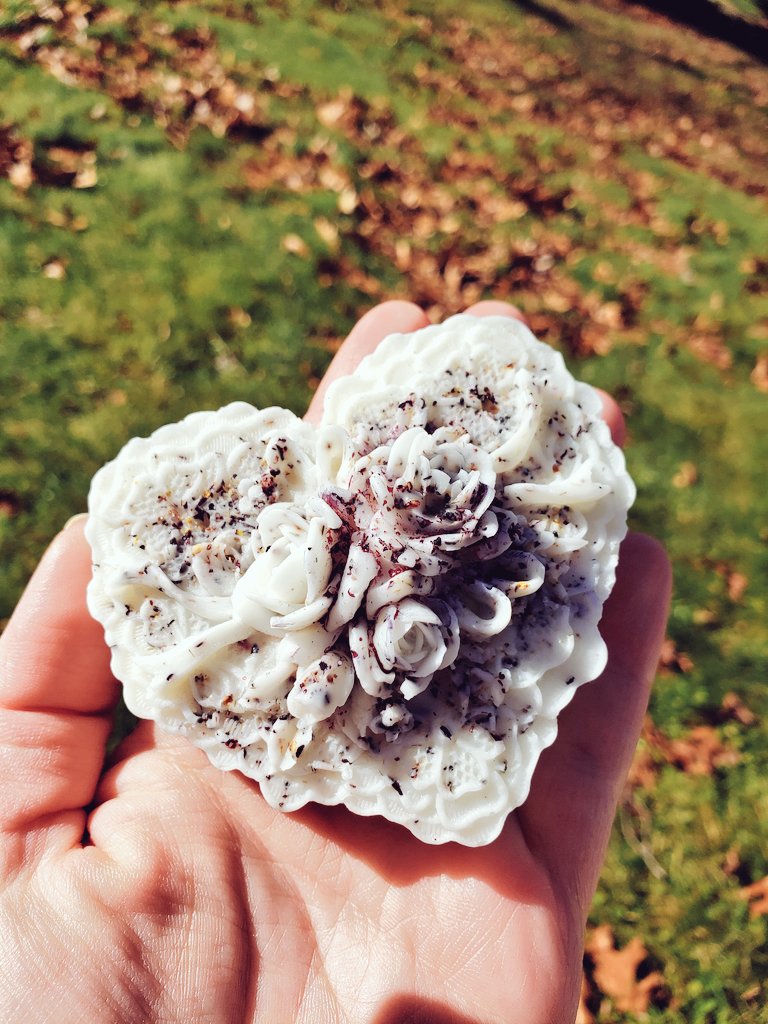 Would anyone want extra large passion fruit wax melts?
I made this last night and really LOVE how this smells!
I wanna put them up in my etsy!
💕 #SmallBusiness