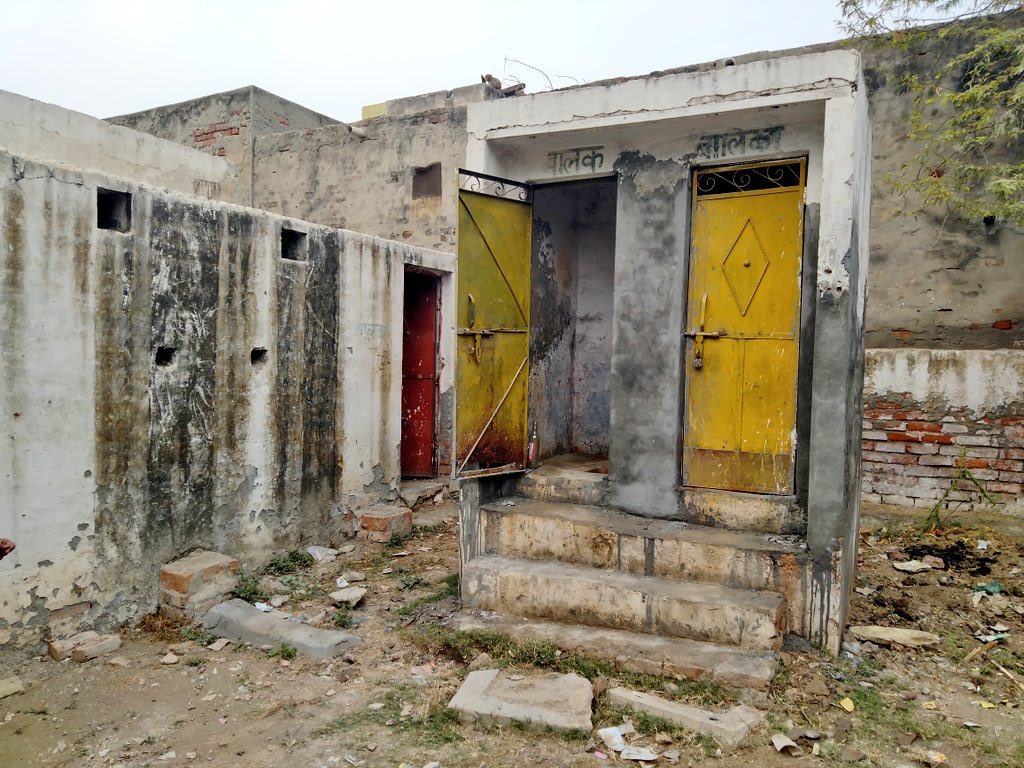 SanjayAzadSln's tweet image. दिल्ली से कुछ दूर गाजियाबाद का ये स्कूल आदित्यनाथ सरकार की बदत्तर शिक्षा व्यवस्था की पोल खोलता है इसी डर से आदित्यनाथ जी स्कूल नही देखने देते।