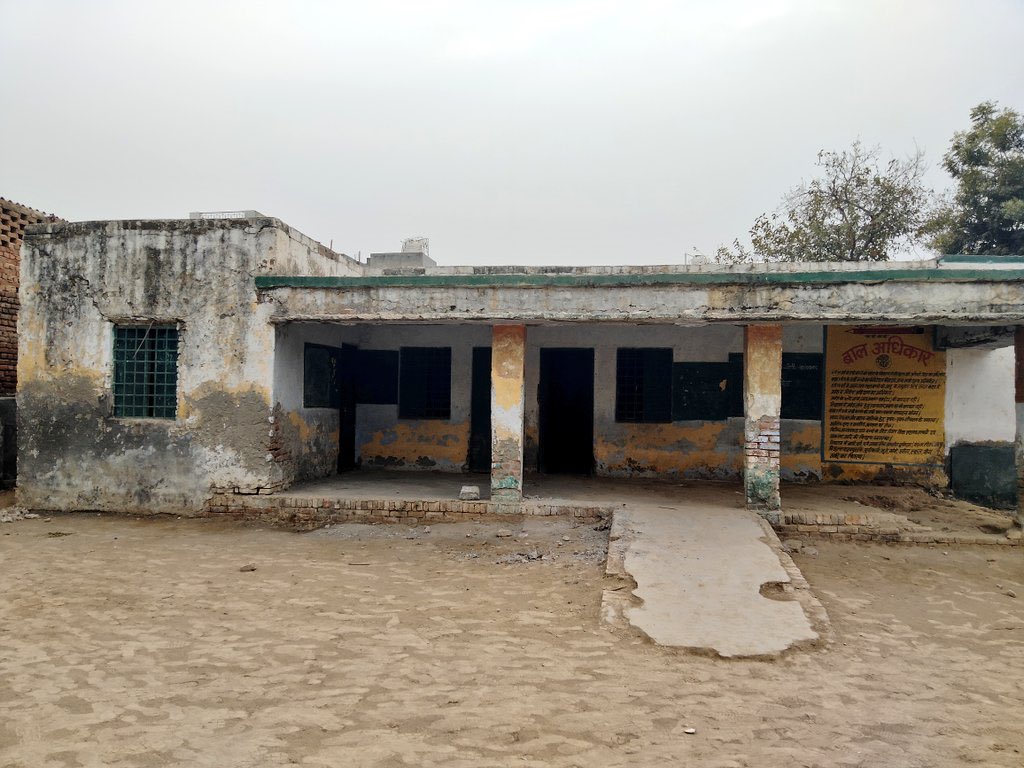 SanjayAzadSln's tweet image. दिल्ली से कुछ दूर गाजियाबाद का ये स्कूल आदित्यनाथ सरकार की बदत्तर शिक्षा व्यवस्था की पोल खोलता है इसी डर से आदित्यनाथ जी स्कूल नही देखने देते।