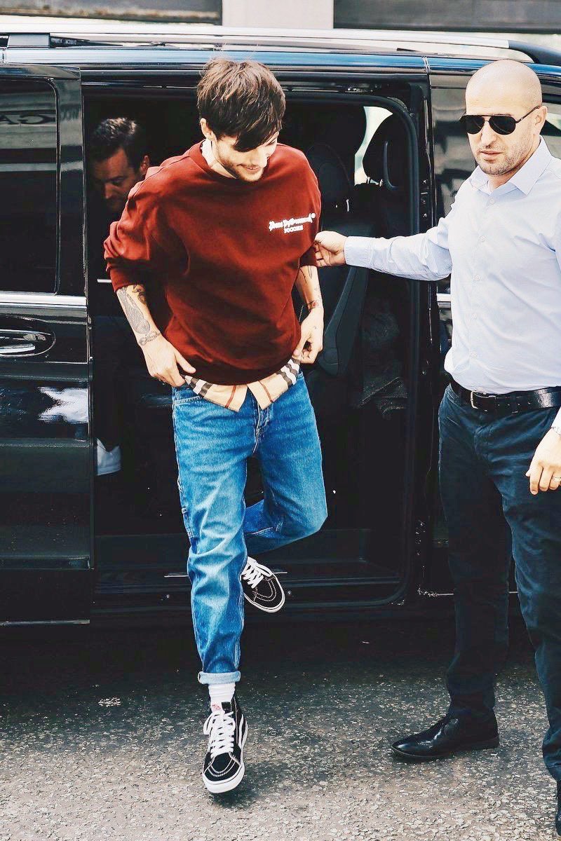 louis tomlinson in this iconic outfit: a thread
