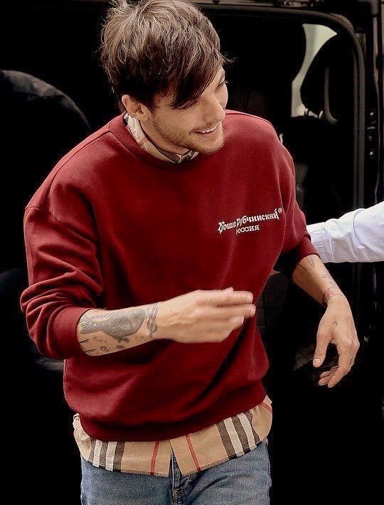 louis tomlinson in this iconic outfit: a thread