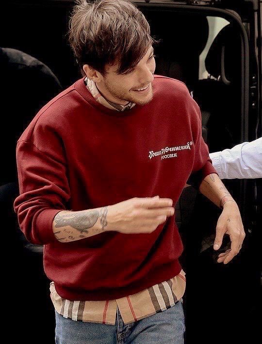 louis tomlinson in this iconic outfit: a thread