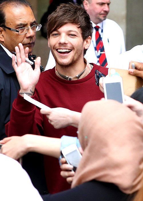 louis tomlinson in this iconic outfit: a thread