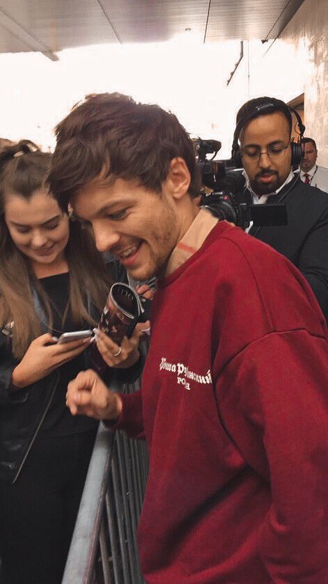 louis tomlinson in this iconic outfit: a thread