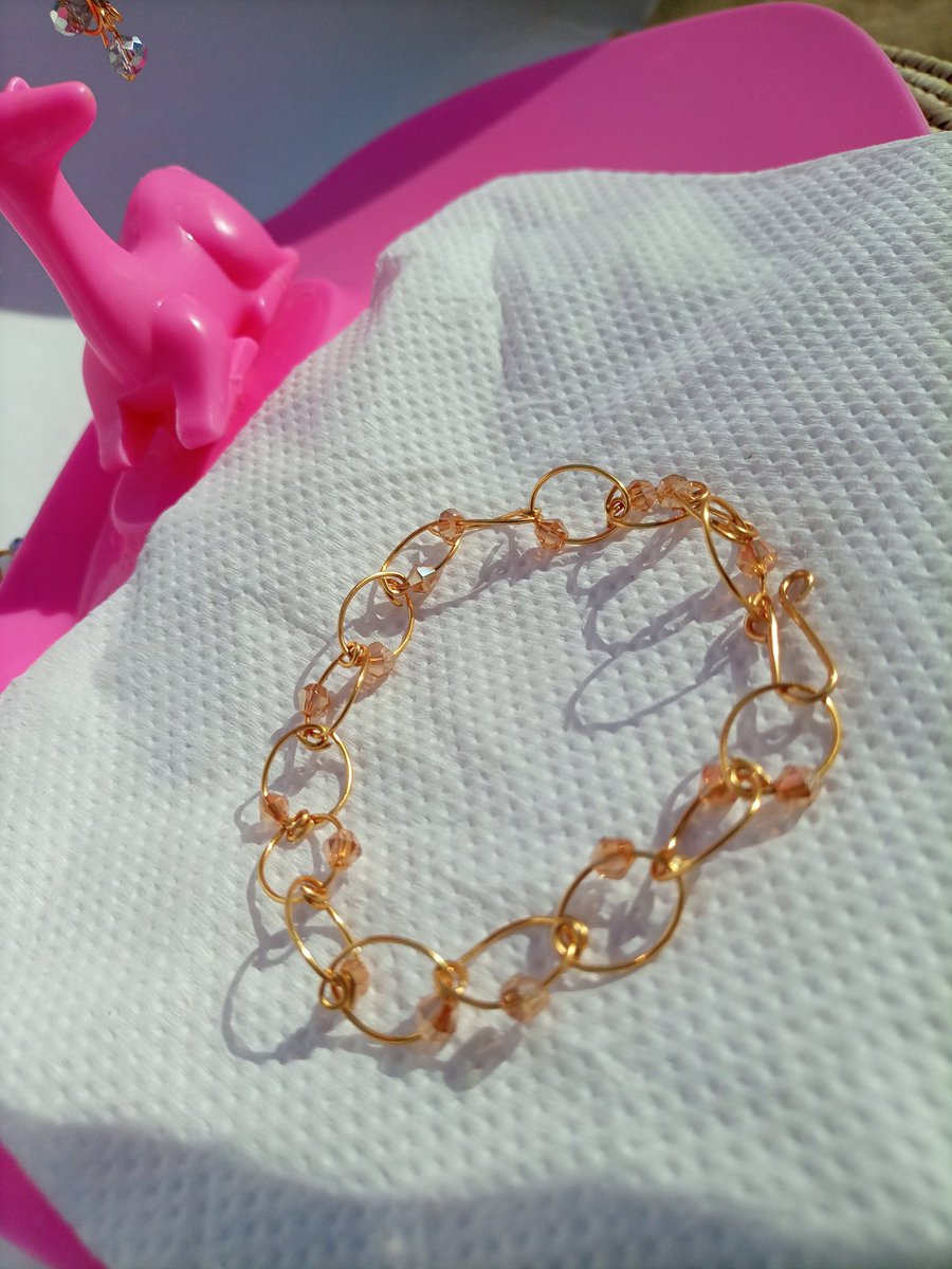 Loop bracelets: N600 per piece😌 Simple, classy. And the way light bounces off the beads is incredibly adorable💝 📍Kano Delivery: Worldwide Send a DM to get yours today 💖