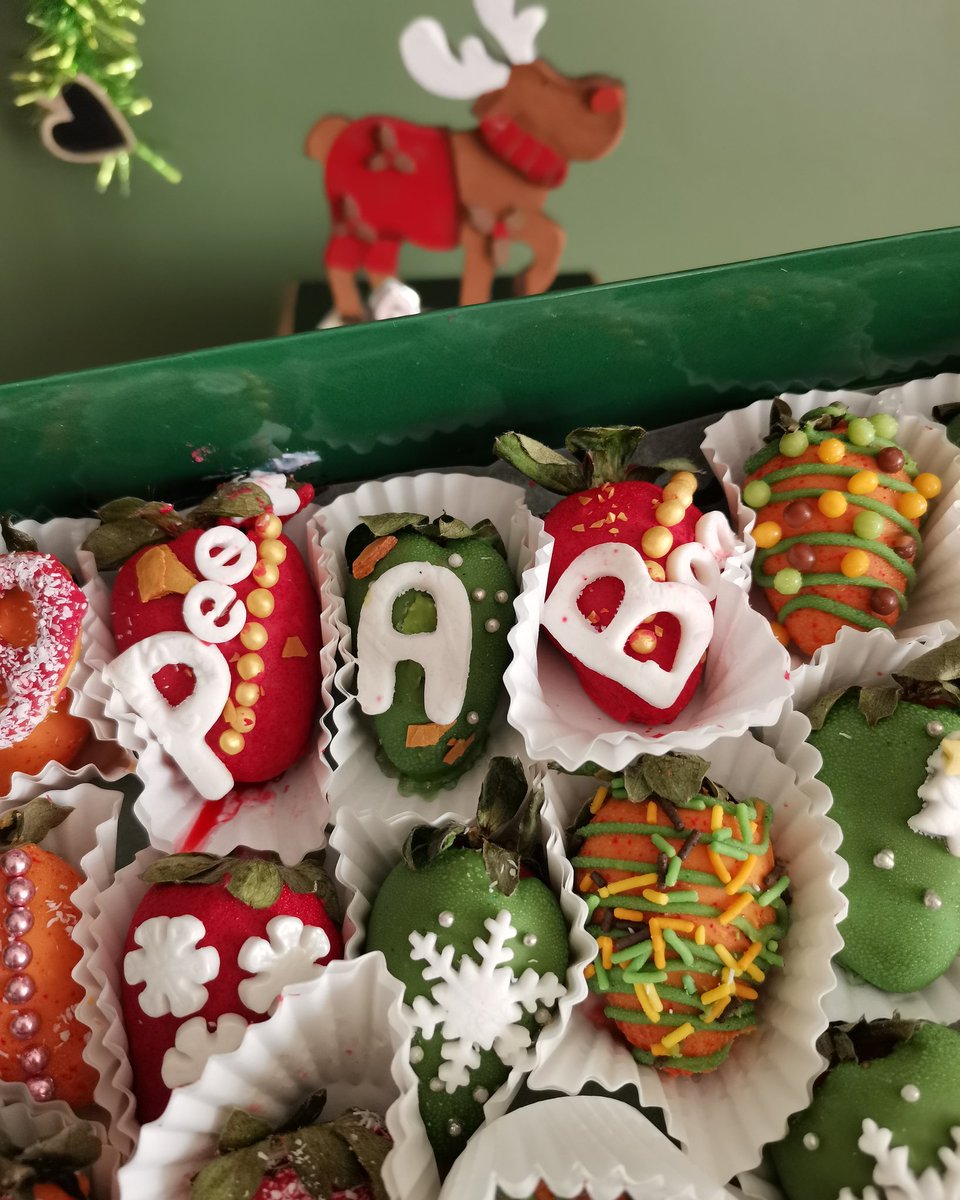 Yıl 2014 Peek A Boo isim hakkını tescilli olarak almıştım. Kimine göre ileri görüşlülük kimine göre hayal perestlik olarak adlandırılmıştı. 4yıl sonra Bakırköy deki mekanımızın kapısına tabelamanızı astık. Şimdi bu küçük tatlı sürpriz üzerindeki ismimiz bana o günleri hatırlattı