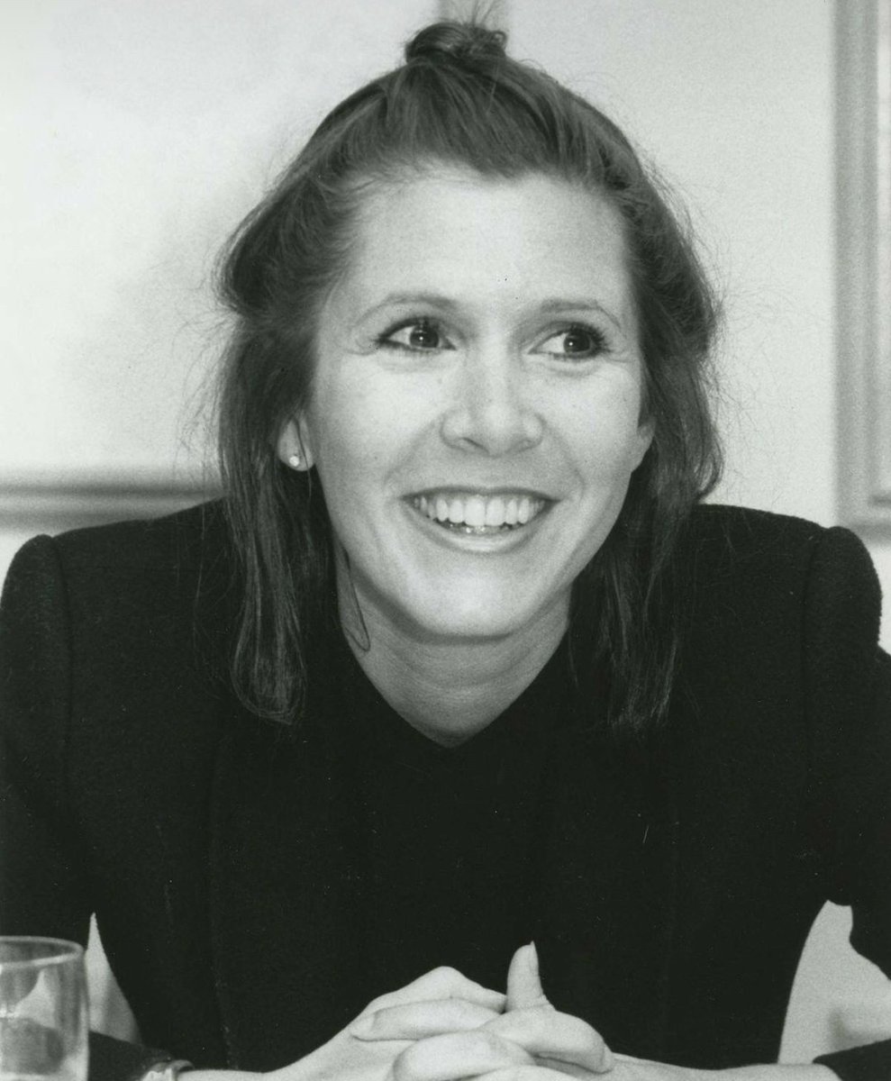 carrie fisher as baby yoda (grogu); a thread.