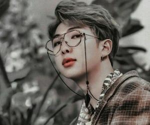 Teamobai's tweet photo. Namjoon Genius es lo mejor que hay en este mundo, de tan solo saber lo que escribe en sus canciones y el mensaje que da lo hace Namjoon unique! El es asombro y merece todo el éxito del mundo💜 https://t.co/qwmPsZeJTK