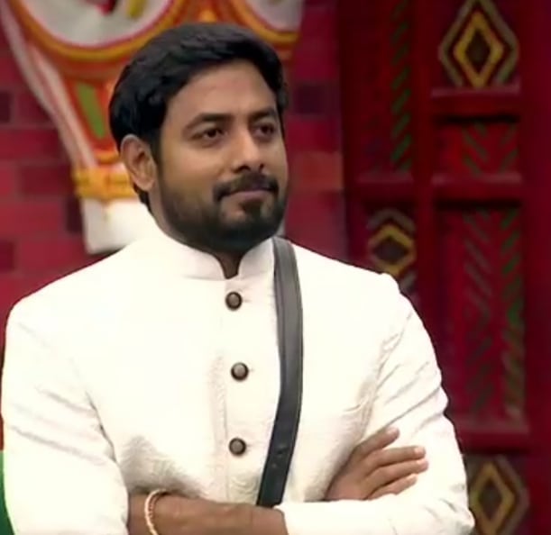 Thalapathy258's tweet photo. Hats off to @ikamalhaasan sir❤️
Today episode :
Slipper shot to Ramya, Balaji, Rio!!!
Always one man army AARI😎
#Aariarjunan #BiggBossTamil4
@vijaytelevision #Kingaari https://t.co/BWInU7v8gx