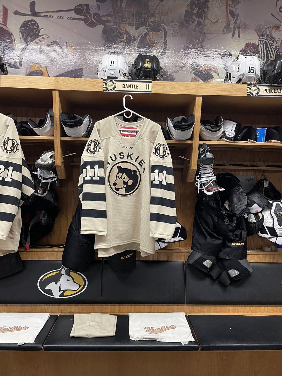 MTUEquip's tweet photo. First game of 2021 and we’re pulling out the 100 year jerseys #mtuhky @Buccigross @TeamECH https://t.co/urDfJgoAnW