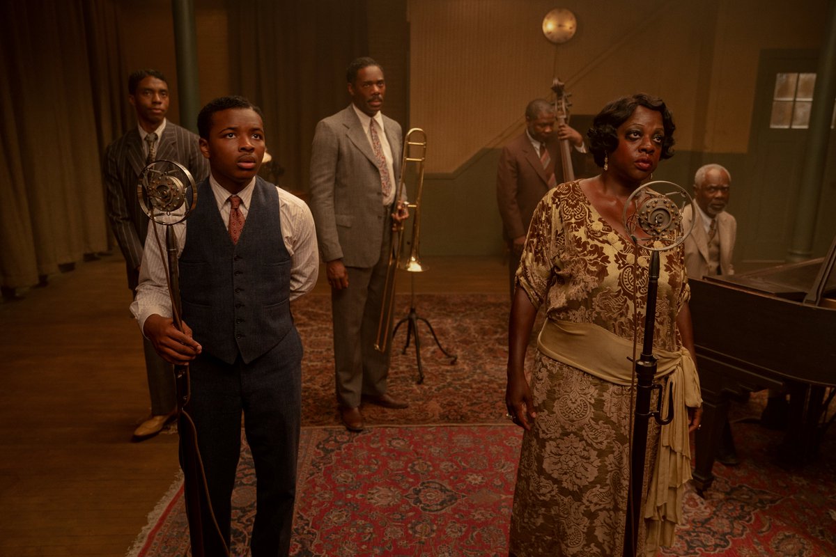 Hello, I'm film critic Robert Daniels ( @812filmreviews), and I’ll be explaining how George C. Wolfe’s lively adaptation of August Wilson’s MA RAINEY’S BLACK BOTTOM conveys the threats Black artists like Ma (Viola Davis) and Levee (Chadwick Boseman) faced in white spaces. Thread!
