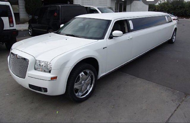  #CalisGrandTour  @ElizGriff2016 Waiting for Cali wiv de stretch limo in VIP parking. Let us noes wen you are comin froo an we will scoop yoo up..... #teambengal