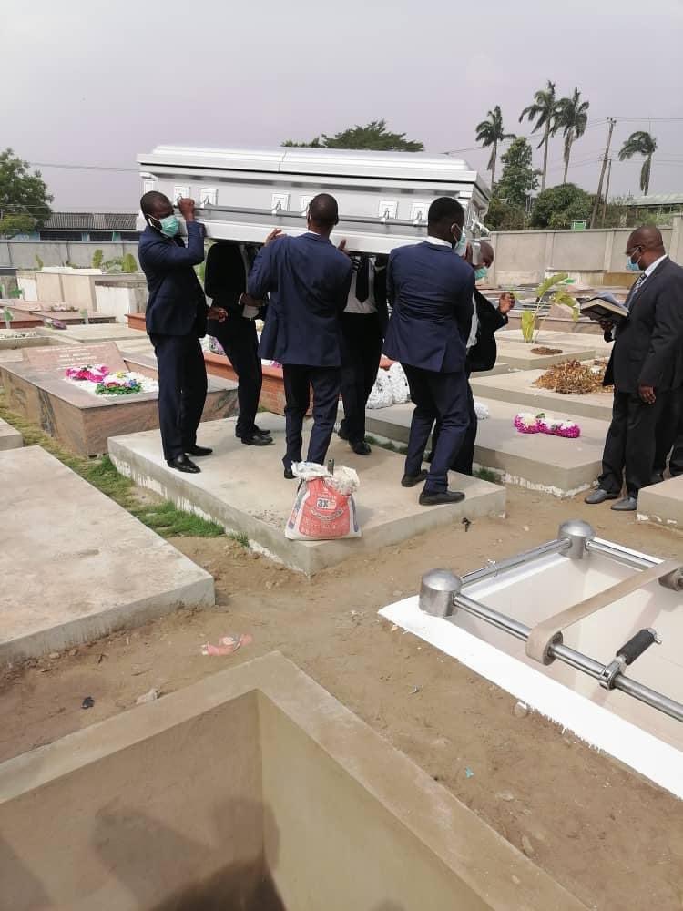 BolanleCole's tweet photo. Mr. Tunde Thomas buried amidst tears. He didn't end well. He died miserably. 
His only sin was to fall in love. 
The wife paid him back by destroying his destiny and killing him emotionally which led to his death. https://t.co/nxdOyL6zTJ
