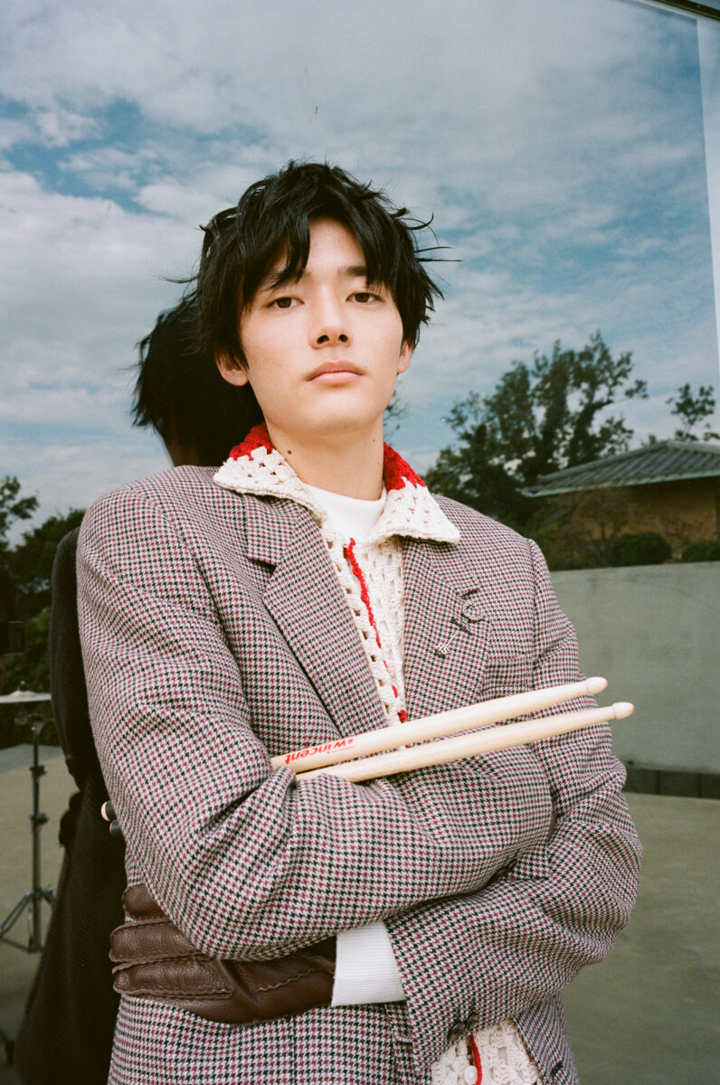 SPUR_magazine's tweet image. #SPUR2月号 にバンド #インナージャーニー をはじめ、ドラマーとして活躍する #Kaito さんが初出演！ モードなファッションストーリーでお届けします。これまでの軌跡や未来への展望を語ったインタビューにも注目を。
 lnky.jp/dveHwmE