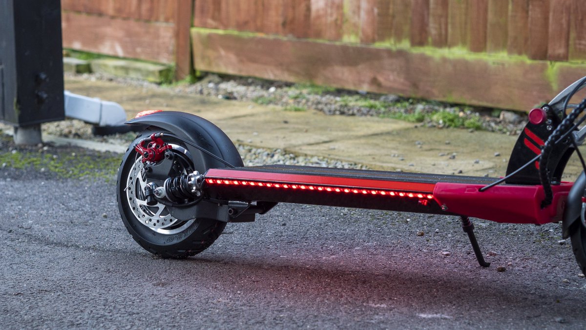 Geeekystuff's tweet photo. I have the FUZE Electric Scooter by @FuroSystems will be coming soon!! First impressions are very good! Solid build! Weight capacity of upto 150kg too! #fuze #furosystems #scooter #electricscooter #tech #gadgets #scootering #scooters https://t.co/fVHR05bG6R