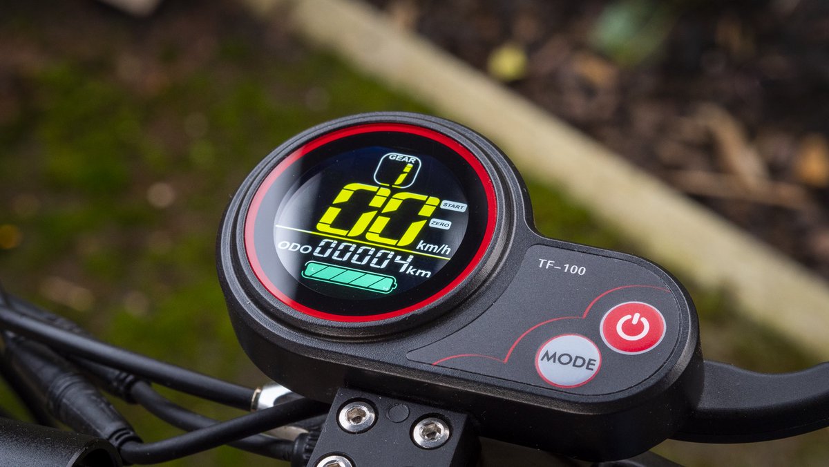 Geeekystuff's tweet photo. I have the FUZE Electric Scooter by @FuroSystems will be coming soon!! First impressions are very good! Solid build! Weight capacity of upto 150kg too! #fuze #furosystems #scooter #electricscooter #tech #gadgets #scootering #scooters https://t.co/fVHR05bG6R
