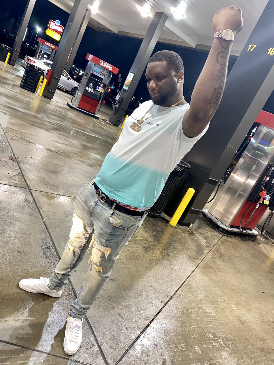 OGRippa_'s tweet photo. I liked basketball but getting money 💰 was my main goal 🦍💰#FirstPicOf2021 https://t.co/UhUvq48syn