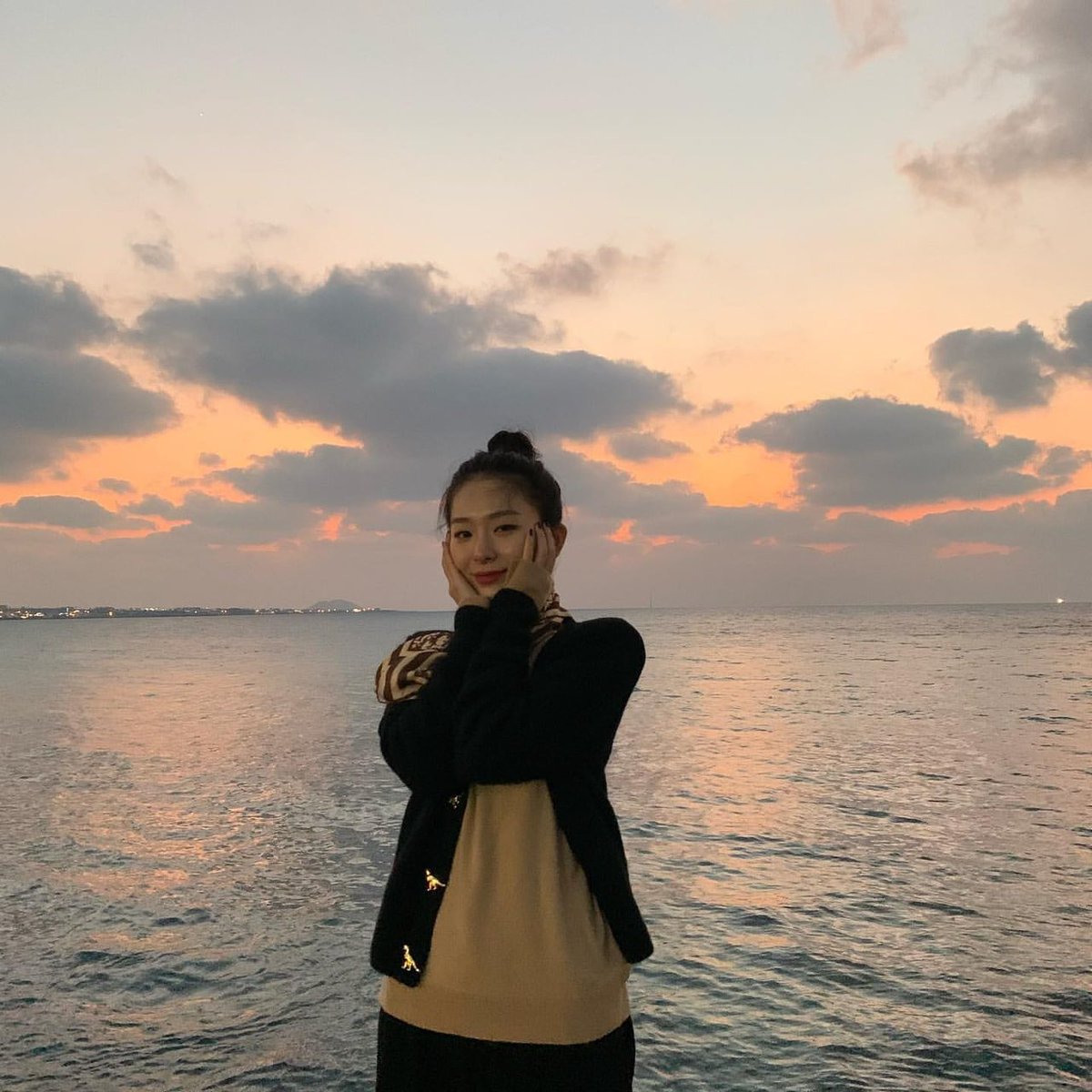 fleurmauditx's tweet photo. ⿻ 📸 : nə w post !
ㅤㅤㅤㅤぺ hɑs bᥱᥱn (𝙧.)𝘦𝘭𝘦𝘢𝘴𝘦𝘥 .
ㅤㅤㅤㅤㅤ﹫𝗎𝗇𝗁𝗈𝗅𝗒𝖿𝗄 :
Antes que el sol desaparezca por completo salí a dar un pequeño paseo por la playa.
⟨ #3RDACT • #ORPHANTRAVEL ⟩ https://t.co/7XPQ2rAdPN