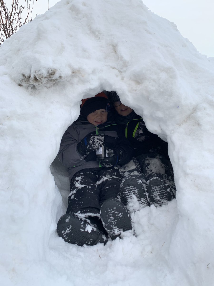 HUSE59's tweet photo. Sure Maui is nice in December, but has anyone ever experienced a front yard igloo in Red Deer inJanuary? Itβs glorious! @TracyAllardUCP @PatRehnUCP @Alberta_UCP #ableg #holidaygate https://t.co/2ZLe8ujpdi