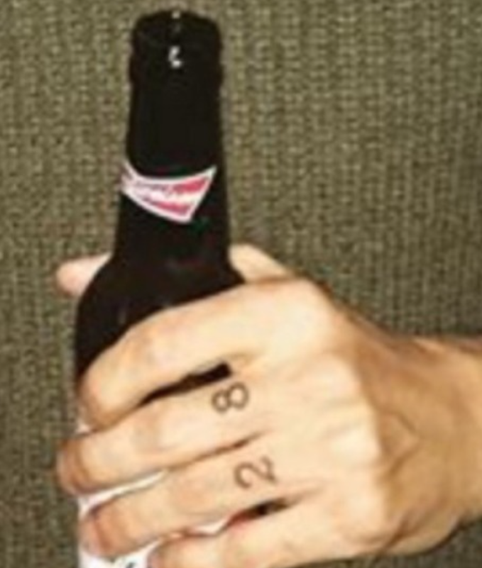 For the ones who don't know: 28 (sept) is supposedly the date of Larry anniversary. Louis has this number tattood on his left hand and it was also the housenumber of their home together. (louis has a 28 playlist btw haha)