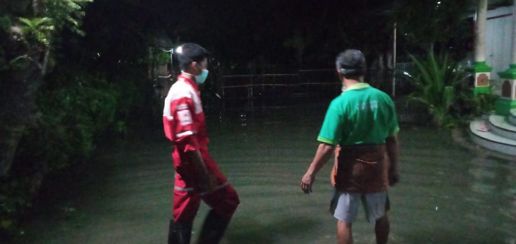 Jebolnya Sungai Tuntang di Desa Kembangan , Kecamatan Bonang mengakibatkan 3 desa di kecamatan Bonang terendam air (2/2/2021).

 Tiga desa tersebut adalah Desa Kembangan, Desa Sumberejo dan Desa Karangrejo. 
Pict : Tim PMI saat asesment di Desa Karangrejo tadi malam (2/2/2021)