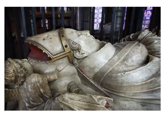 Wun last bit ov culture.....Becket’s shrine......orf to ar balloons now. Dey ar reddy...... #CalisGrandTour