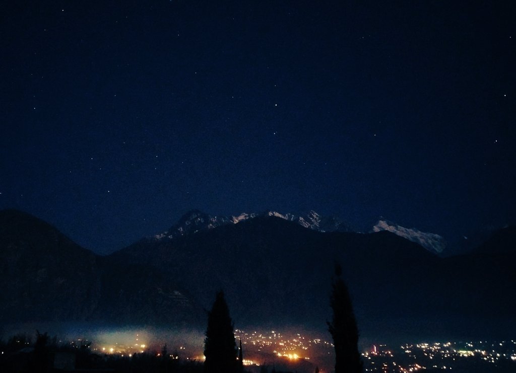 harbingerafc's tweet photo. Night sky and Rakaposhi from my roof. #GilgitDiaries #HomeSweetHome https://t.co/UFqDzNSNo2