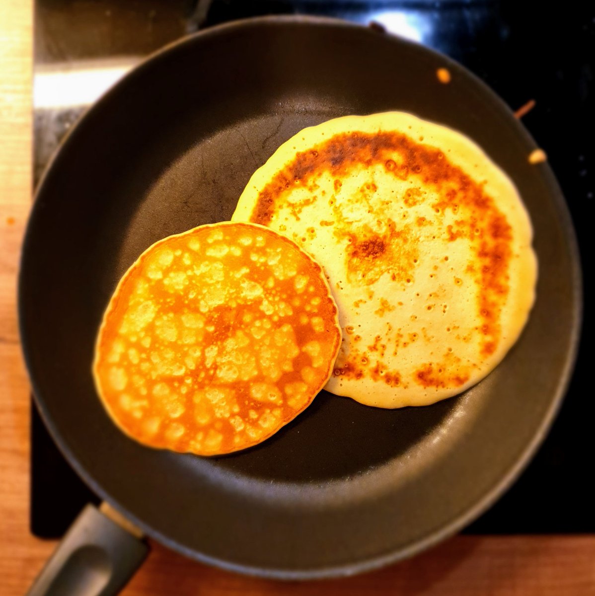 B_4Work's tweet photo. Ist es eigentlich möglich, dass #Pfannekuchen auf beiden Seiten gut und hübsch #Mond - mäßig aussehen?
#cooking #pancakes #Eltern #kinder #kochen #braten #mittag #HealthyFood https://t.co/H6ppQmas1w