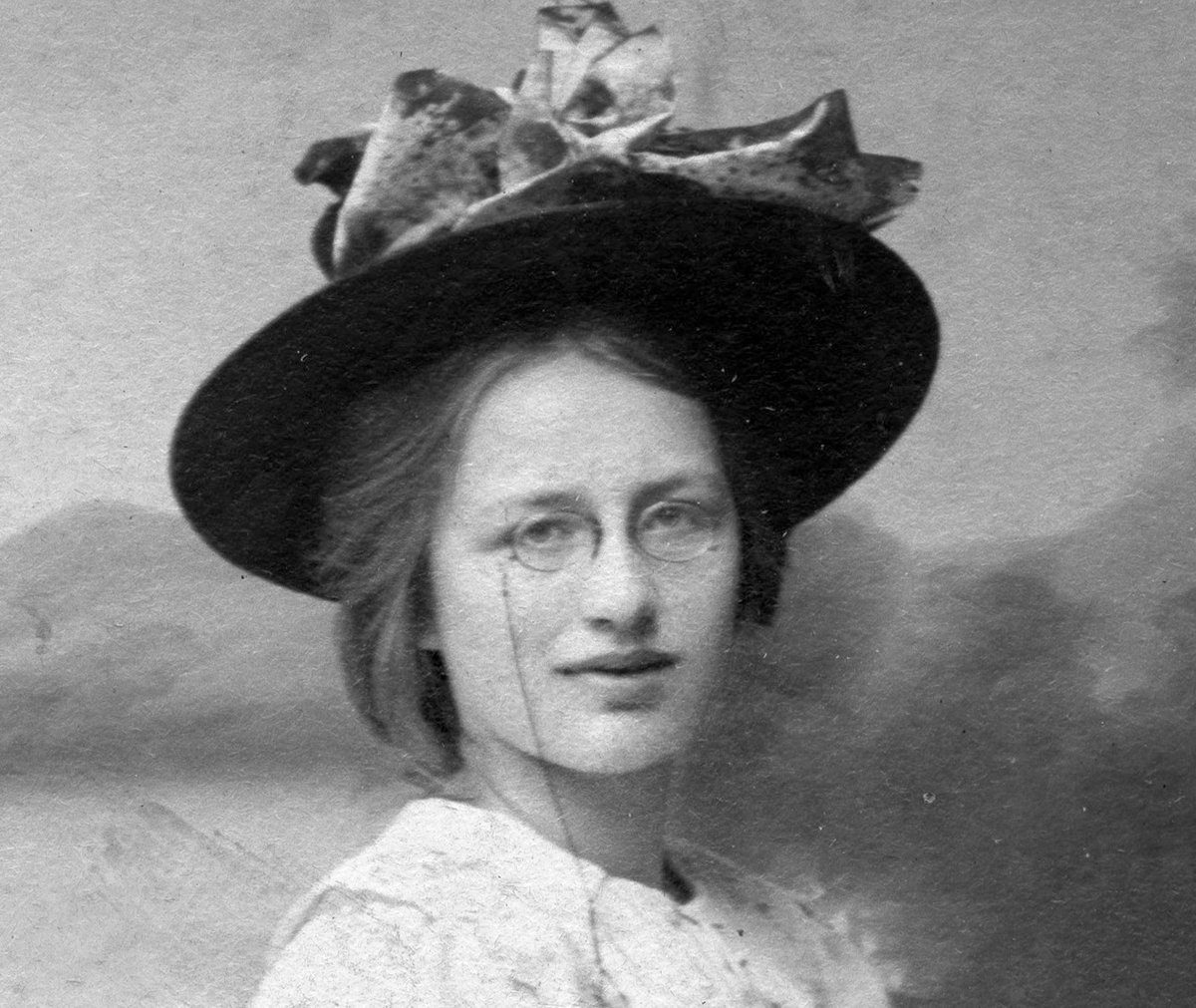 A thread for Finnish-Swedish poet Edith Södergran. Feminist, cat lover, rumored bisexual, goddess of the mic drop ending.“you are disappointed.”  #womenintranslation