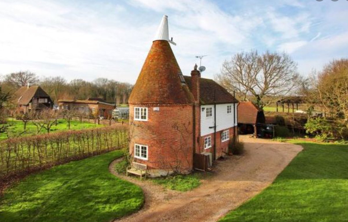 Just passing over sum oast houses where dey dry hops furr de beer. An dat iz Bodiam Castle in Robertsbridge. It woz built in case de French invaded by sailing inland up de River Rother.  #CalisGrandTour
