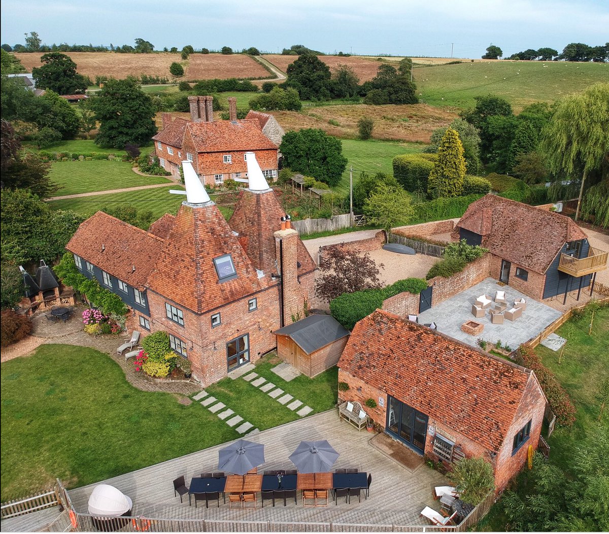 Just passing over sum oast houses where dey dry hops furr de beer. An dat iz Bodiam Castle in Robertsbridge. It woz built in case de French invaded by sailing inland up de River Rother.  #CalisGrandTour
