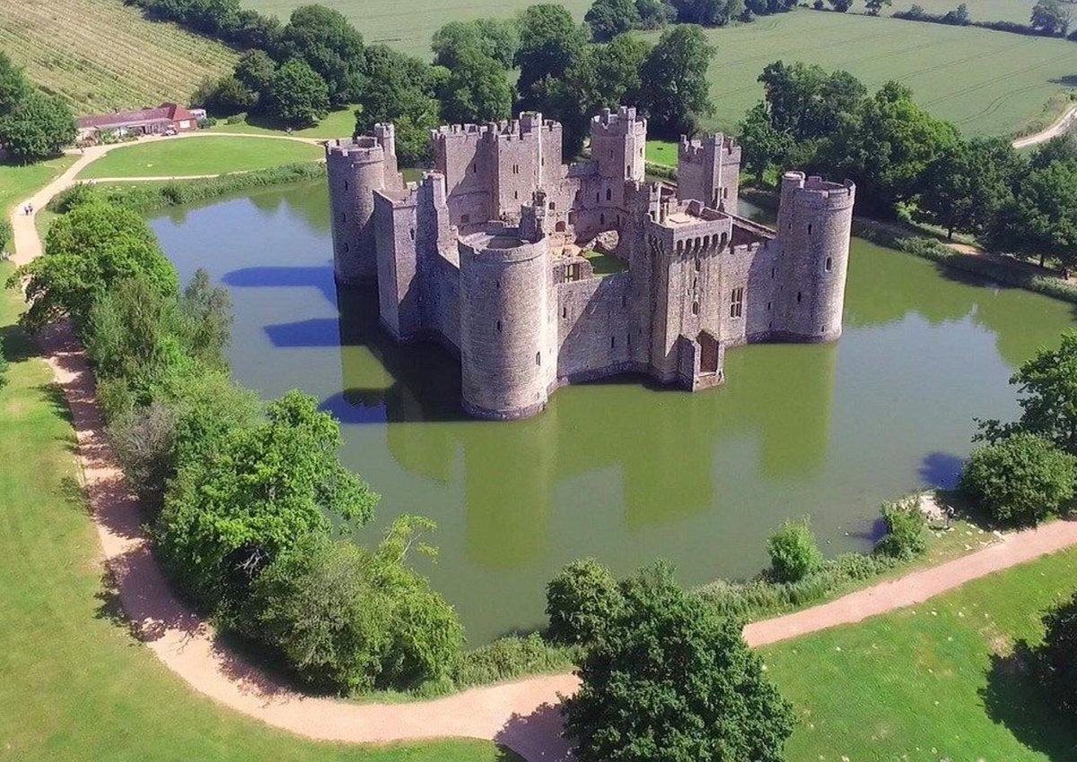 Just passing over sum oast houses where dey dry hops furr de beer. An dat iz Bodiam Castle in Robertsbridge. It woz built in case de French invaded by sailing inland up de River Rother.  #CalisGrandTour