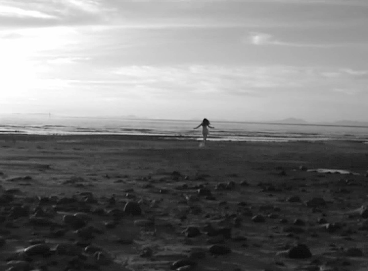 emilymchphoto's tweet photo. Stills from my angel in a c-a-g-e video
#filmstills #video #fineartphotography #fineart #basjanader #blackandwhite #blackandwhitephotography #beach #portrait #selfportrait #emilymchugh #macabre #surreal https://t.co/QYm6OtqBXj