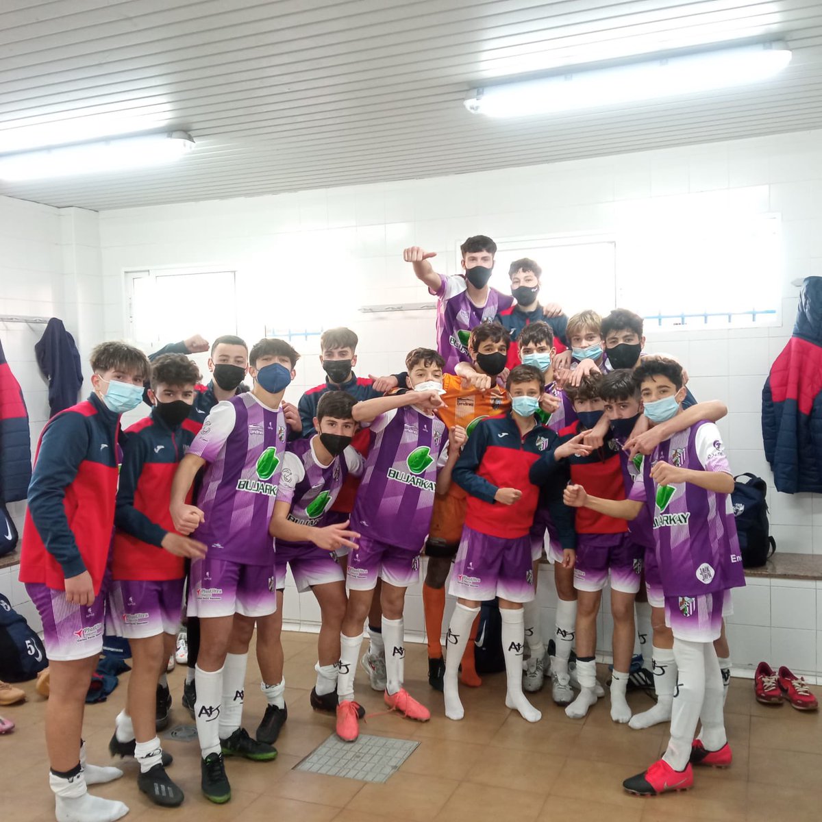 atjaen's tweet photo. El cadete dirigido por @Juanmi2115 gana al Betis Iliturgitano 1 a 3. Gran victoria de nuestros moraitos 💪🏼💜⚽️ https://t.co/33thtm1lHM
