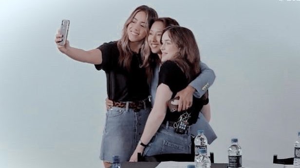 elizabeth being everyone’s best friend: a thread <33