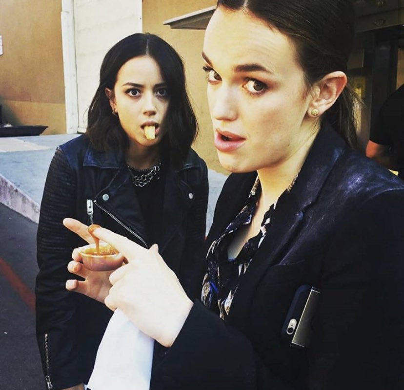 elizabeth being everyone’s best friend: a thread <33