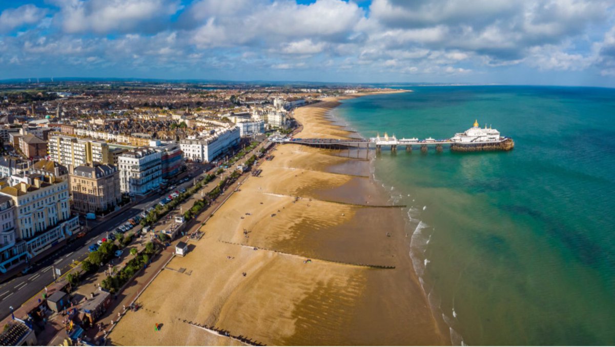  #CalisGrandTour  @ElizGriff2016  @PiandNeko1 From the ground can you see Eastbourne and then coming up is Brighton. We are picking up fish and chips der.......then on to Marwell..... @stripeyspotty  @ValinVigo  @LeoTheBengal  #teambengal
