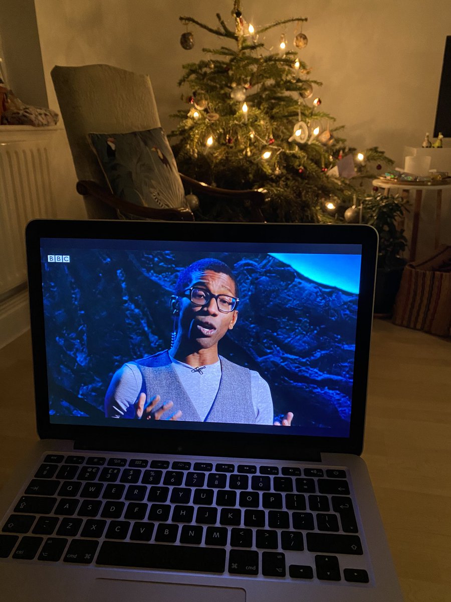 Finally got some time to settle down and catch up on the @Ri_Science #XmasLectures

@seis_matters - smashed it mate 👍 Is it too late to switch from physics to geology?! 😀

(also great to see @flimsin popping up too!)
