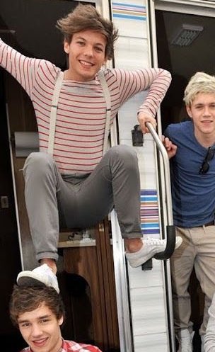 louis is literally using liam’s head to rest his foot